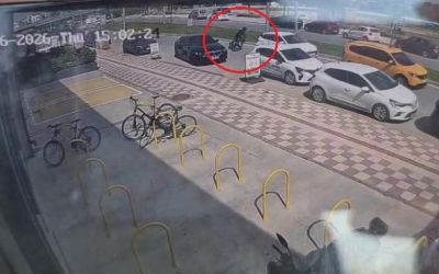 Önünde yavaşlayan araçlara çarpmamak için kaza yaptı
