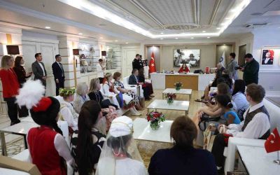 Başkan Vekili Büşra Özdemir dünya çocuklarını ağırladı
