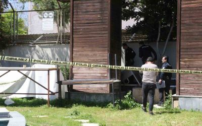 Kötü kokudan şüphelenerek baktıkları reklam panosundan tanınmayacak halde ceset çıktı
