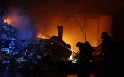 Alevlerin sardığı işyerindeki araçları kurtarmak için seferber oldular
