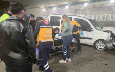 Antalya’da kontrolden çıkan otomobil bariyerlere çarptı: 3 yaralı
