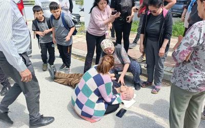 Manevra yapan öğrenci servisi görme engelli yayaya çarptı, eşi gözyaşlarına boğuldu
