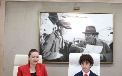 Başkan Vekili Özdemir, koltuğunu çocuk başkana devretti
