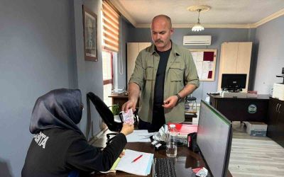 Başkan koruması bankamatikte bulduğu parayı zabıtaya teslim etti
