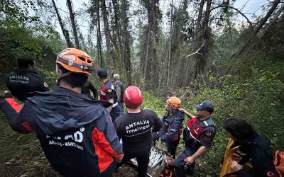 Antalya’da 80 metrelik uçuruma yuvarlanan adam yaralı olarak kurtarıldı
