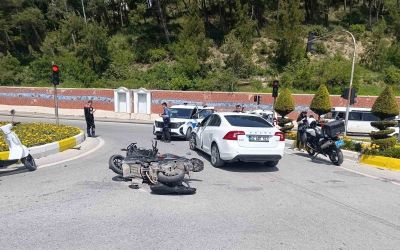 Motosiklet ile otomobil çarpıştı, 2 genç yaralandı
