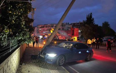 Aydınlatma direğine çarpan otomobilin sürücüsü yaralandı
