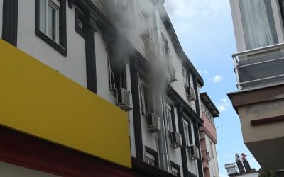 Antalya’da apartman dairesindeki yangın korkuttu: 5 kişi tedbir amaçlı hastaneye götürüldü
