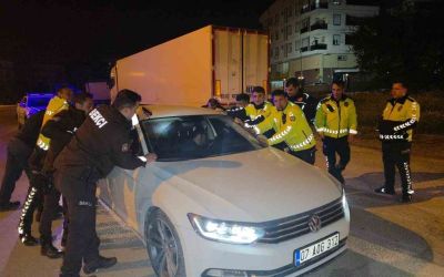 Sızan sürücüyü uyandırmak için aracı beşik gibi salladılar
