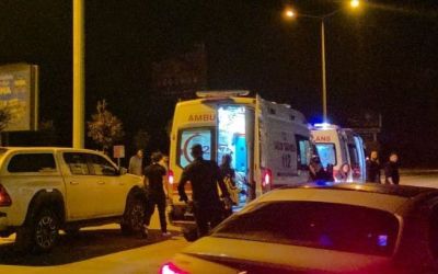 Muratpaşa’da otomobil ile motosiklet çarpıştı: 2 yaralı
