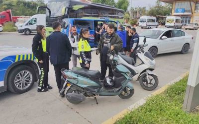 Motorlu bisiklet, motosiklete arkadan çarptı: 2 sürücü yaralandı
