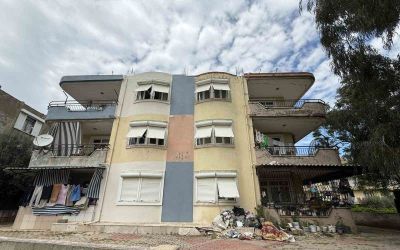 Daire içerisinde ve bahçede biriktirilen çöpler vatandaşı isyan ettirdi
