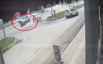 Kaza yapan motosikletli karşı yönden gelen minibüsün altında kaldı
