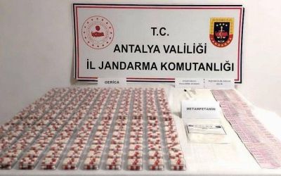 Antalya’da bir araçta yapılan aramada uyuşturucu madde ele geçirildi

