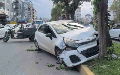 Yaya geçidinden geçen motosiklete çarpmamak için direksiyonu kırınca ağaca çarptı
