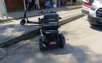 Manevra yaparken devrilen elektrikli bisikletin sürücüsü hafif yaralandı
