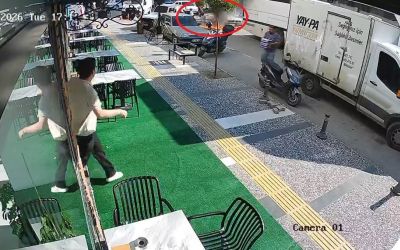 Bir anda patlayıp alev topuna dönen araçtan atlayıp canlarını zor kurtardılar
