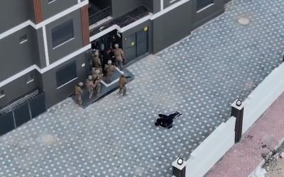 İkiz plakalarla ilçeleri gezip evlerden hırsızlık yaptılar, 11’incisinde yakayı ele verdiler
