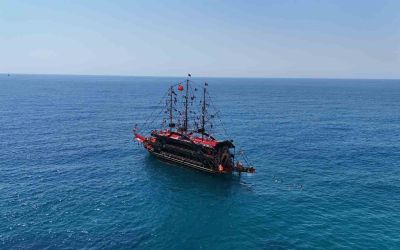 Alanya’da yaz erken geldi, yerli ve yabancı turistler sahile koştu
