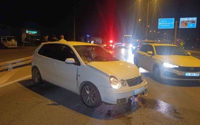 Seyir halindeki otomobil bariyerlere çarptı: 2 yaralı
