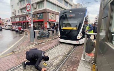 Tramvayın altına giren yavru kedi, yolcuları ve durak görevlilerini alarma geçirdi
