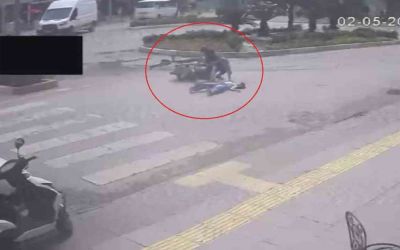 Yaya geçidini kullanan bisiklete motosiklet çarptı: 2’si çocuk 3 yaralı
