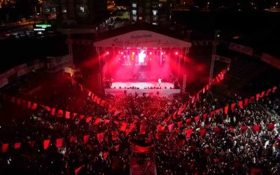 Kumluca’da festival coşkusu Poizi konseriyle devam etti