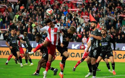 Trendyol Süper Lig: Antalyaspor: 0 - Corendon Alanyaspor: 0 (İlk yarı)
