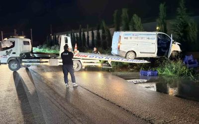 Kaza yapan kamyonet su kanalında asılı kaldı: 1 yaralı
