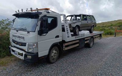 Manavgat’ta 40 metrelik şarampole uçan araçtaki 2 kişi yaralandı
