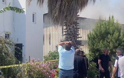 Ayakta durmakta güçlük çekti, deposunun yanışını gözyaşlarıyla izledi
