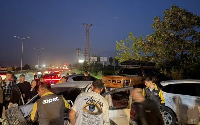 Antalya’da kontrolden çıkan otomobil park halindeki araçları hurdaya çevirdi: 4 yaralı
