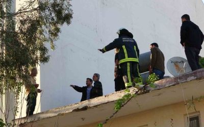 Çatıya çıkıp üzerine benzin döktü gazeteci oyaladı polis yakaladı
