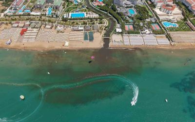 Dereden gelen sular denizi kahverengiye bürüdü, turistler sahili boşalttı
