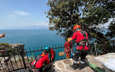 Antalya’da 40 metrelik falezlerde temizlik operasyonu
