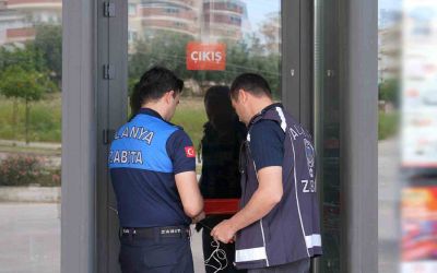 Alanya’da tüketim tarihi geçmiş ürün satan zincir market mühürlendi
