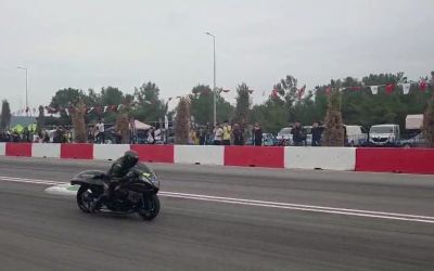 Motodrag yarışlarında bariyerlere çarpan motosikletin sürücüsü yaralandı
