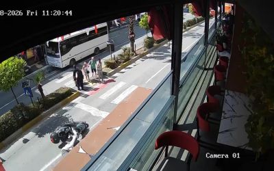 Yaya geçidinde devrilerek sürüklendi
