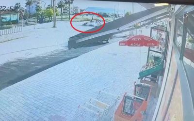 Otomobille çarpışan motosiklettekiler metrelerce savruldu: 2 ağır yaralı
