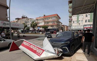 Önce otomobile ardından dev tabelaya çarptı, o anlar kameraya yansıdı
