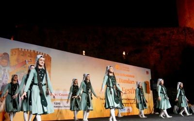 Alanya’da kültürleri buluşturan dans ve müzik şöleni başladı

