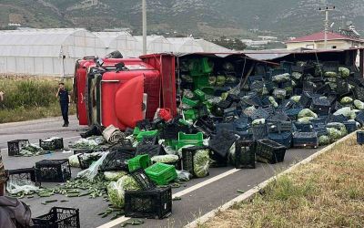 Antalya’da sebze yüklü kamyon ile motosiklet çarpıştı: 3 yaralı
