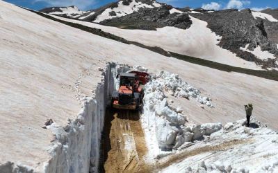 Bir yanda 6 metrelik kar altında mücadele diğer yanda sahillerde yaza hazırlık
