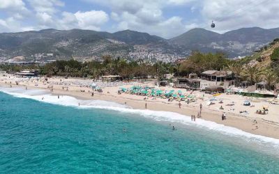 Alanya’da yaz havası sahilleri doldurdu
