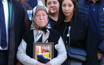 Duruşmaya oğlunun portresiyle gelen anne: 