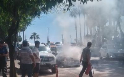 Alanya’da otomobilin motor kısmından dumanlar yükseldi, yangını vatandaş söndürdü
