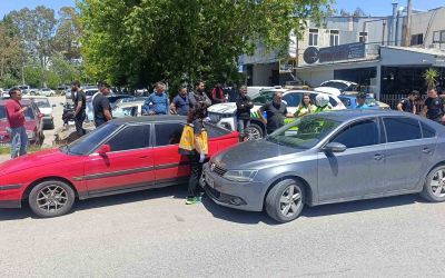 Kazaya neden olan sürücü, kendisini durdurmak isteyenlere biber gazı sıktı

