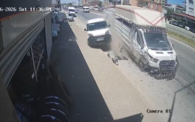 Kamyonetin lastiği patladı, muhtemel facia kılpayı önlendi
