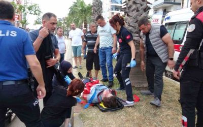 Karşıya geçmeye çalışan gence otomobil çarptı, kız arkadaşı ve annesi sinir krizi geçirdi

