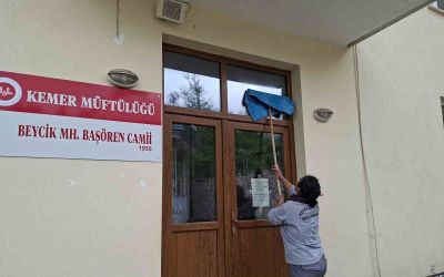 Antalya’nın Kemer ilçesinde  bayram öncesi camilerde temizlik seferberliği
